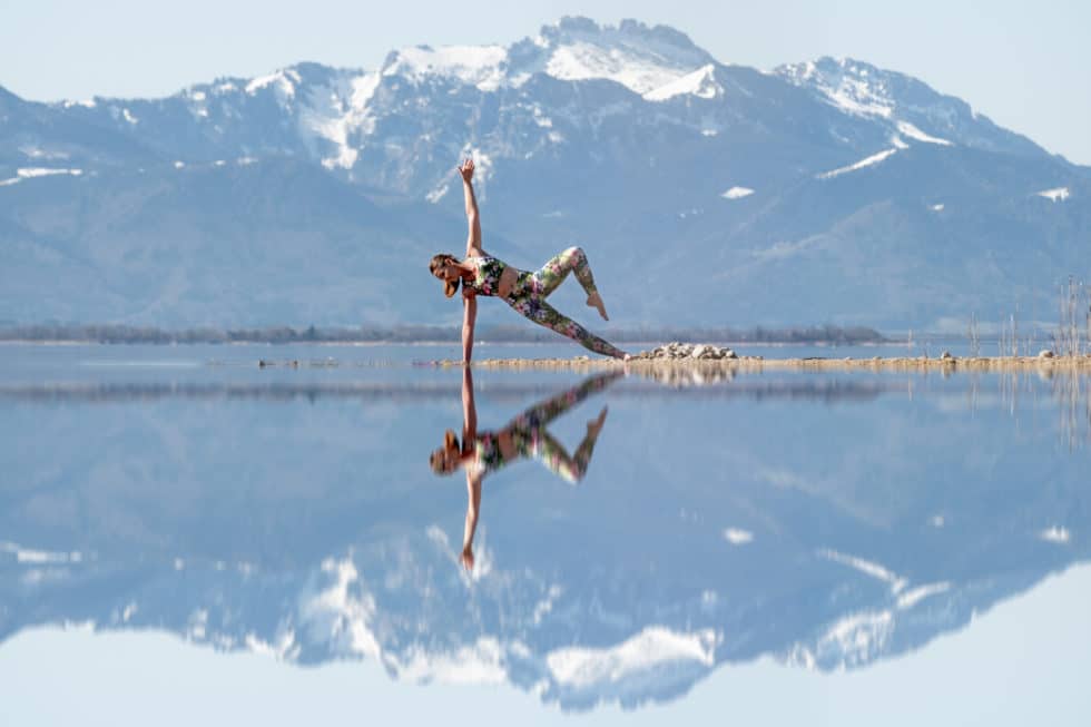 Tanja Sacchelli - Yoga am Chiemsee, mit den Bergen im Hintergrund