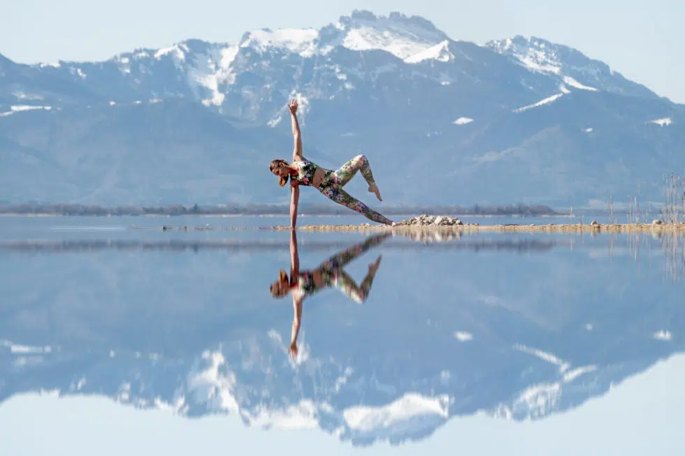 Tanja Sacchelli - Yoga am Chiemsee, mit den Bergen im Hintergrund